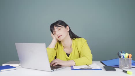 The-woman-who-fell-asleep-in-front-of-a-laptop.