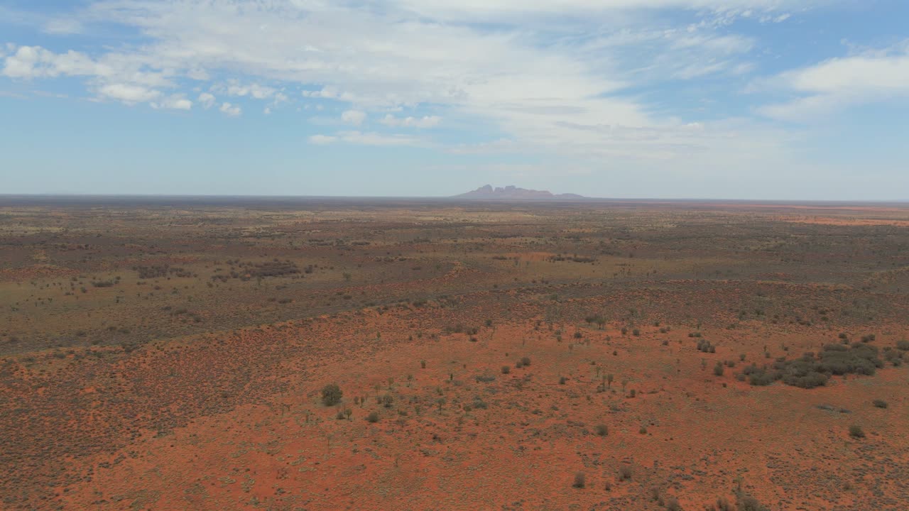 Uluru, Ayers Kayası, Kuzey Bölgesi, Avustralya'daki Yerli Kızıl Çölü'nün Panoraması