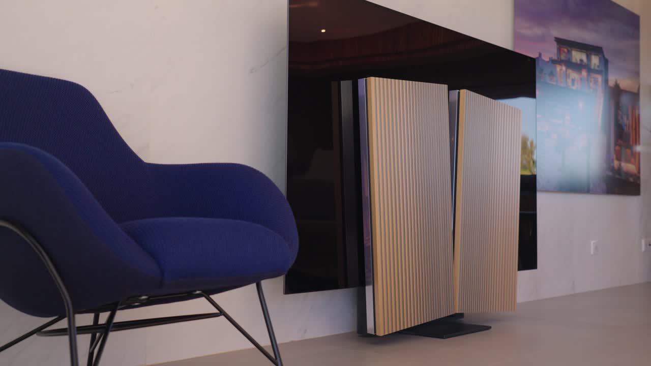 라운저가 있는 거실과 배경에 장식이 있는 tv