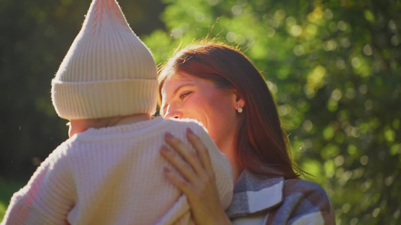 공원에서 어머니와 아기