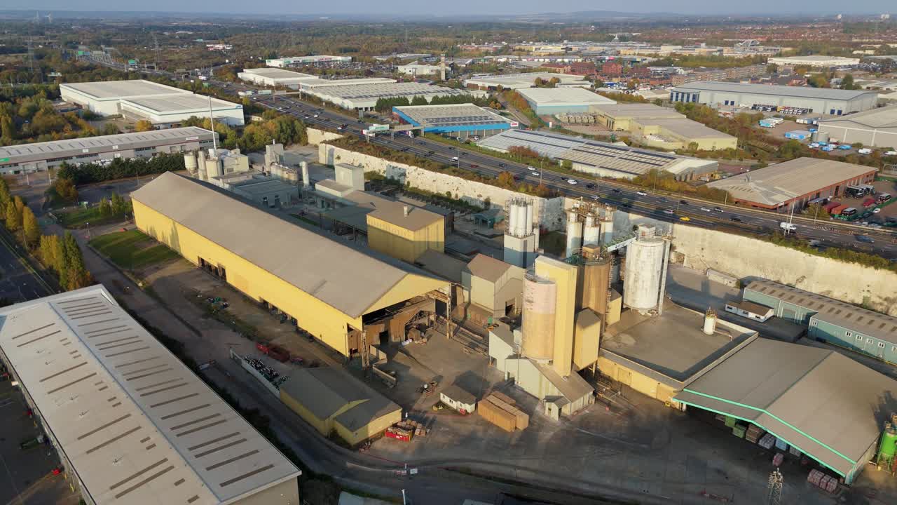 Drohnenaufnahmen von Industrieanlagen wie Fabriken, Lagerhallen und Werkstätten mit Produktions- und Logistikaktivitäten in der Nähe von Dartford, UK