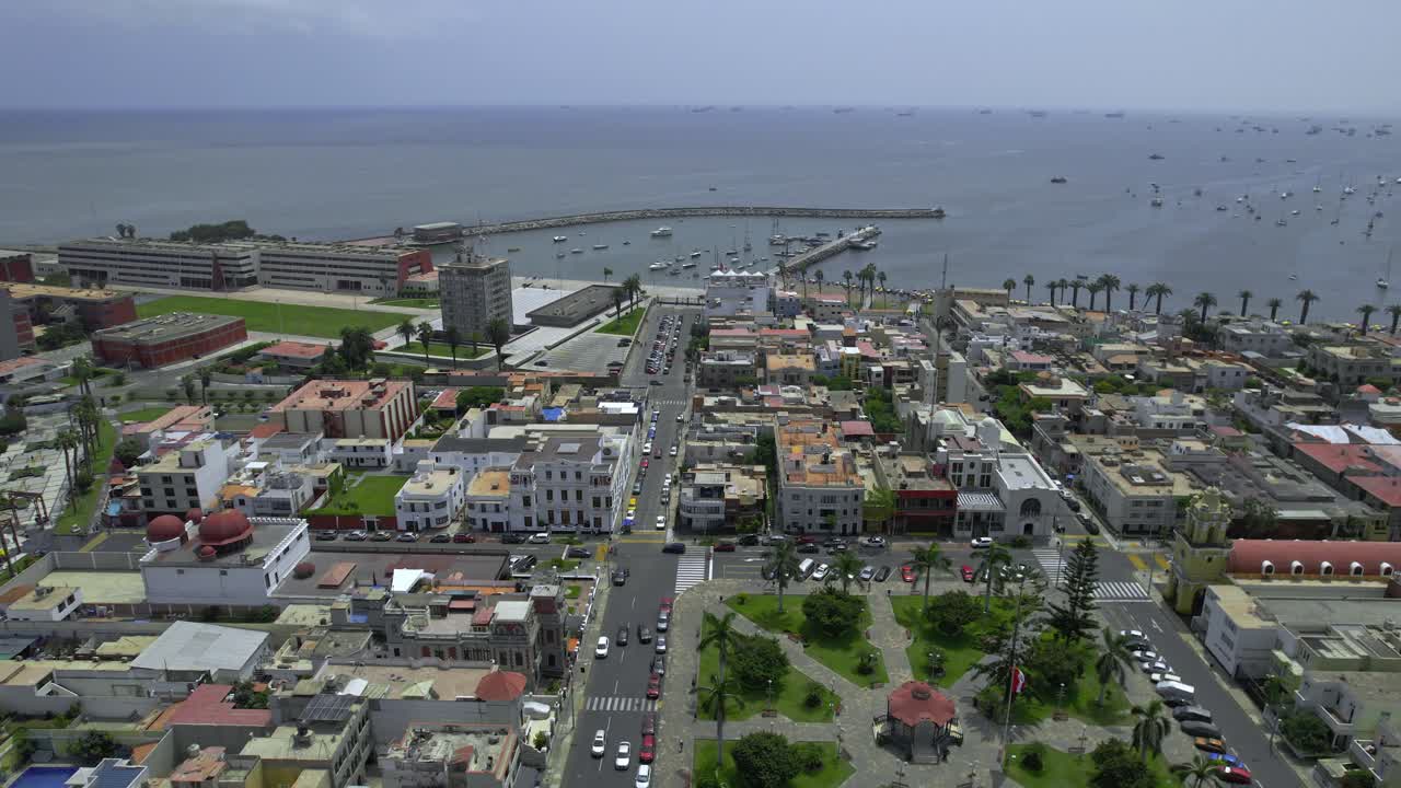 Vista aerea di una vivace città costiera con porto e parco verde