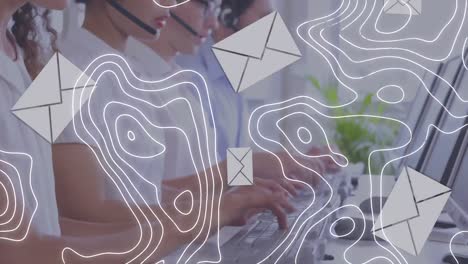 animación de líneas en movimiento y iconos de correos electrónicos sobre personas de negocios que usan auriculares