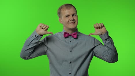 hombre señalándose a sí mismo y sonriendo satisfecho, satisfecho con sus propias victorias y logros. clave de croma