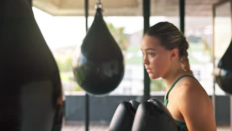 Müde,-Boxen-Und-Porträt-Einer-Frau-Im-Fitnessstudio