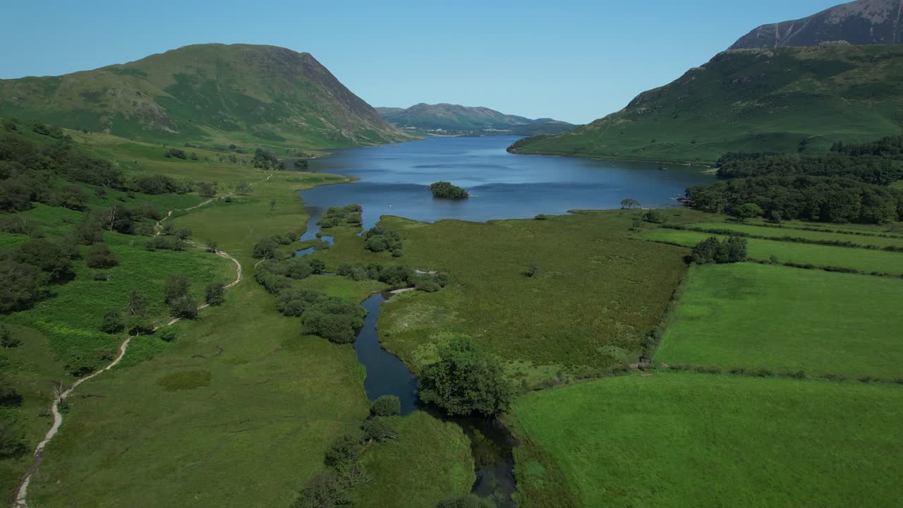 crummock 물과 주변 시골의 멋진 조감도