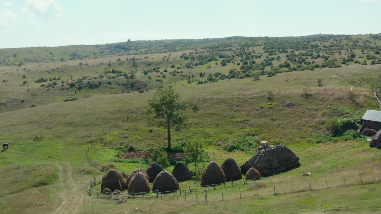 공중: 멀리 떨어진 유럽 산비탈에 있는 오래된 전통 농장 건물
