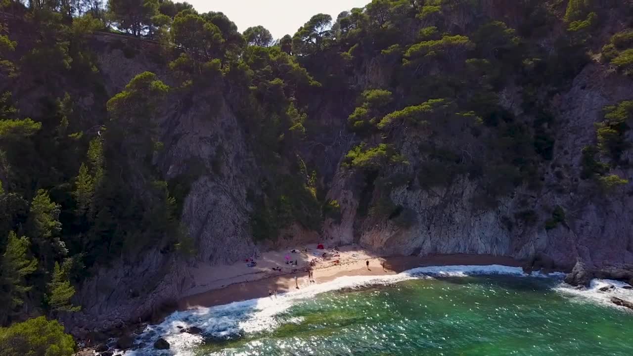Volando verso e sopra la scogliera del Mar Mediterraneo