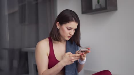 Mujer-Relajante-Tomando-Un-Descanso-En-La-Sala-De-Estar