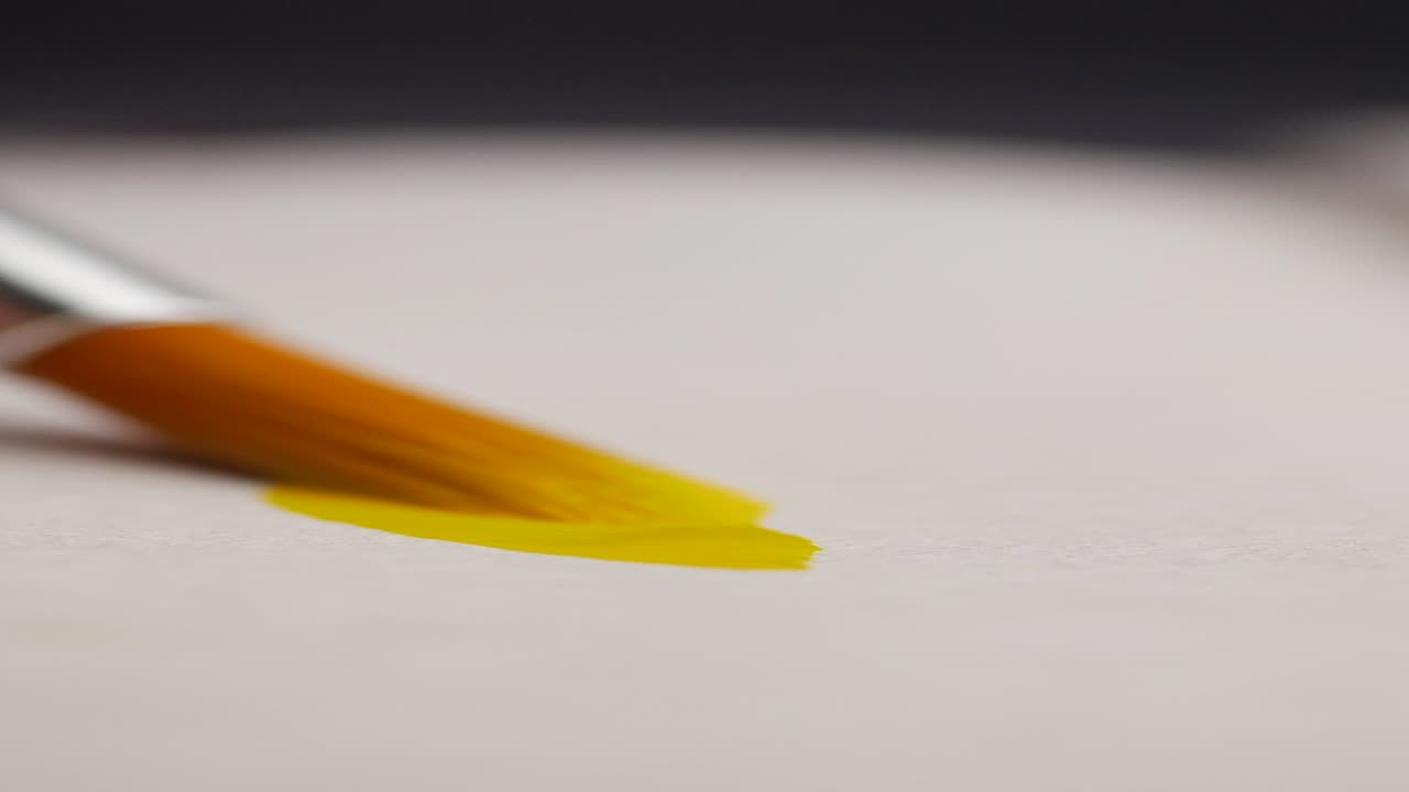 trazo de pintura amarillo en superficie blanca