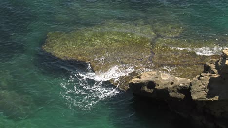 Sanfte-Wellen-Brechen-über-Versunkene-Felsige-Landzunge-An-Der-Mittelmeerküste-Spaniens