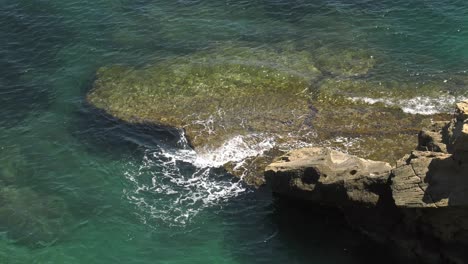 Suaves-Olas-Rompiendo-Sobre-Un-Promontorio-Rocoso-Sumergido-En-La-Costa-Mediterránea-De-España