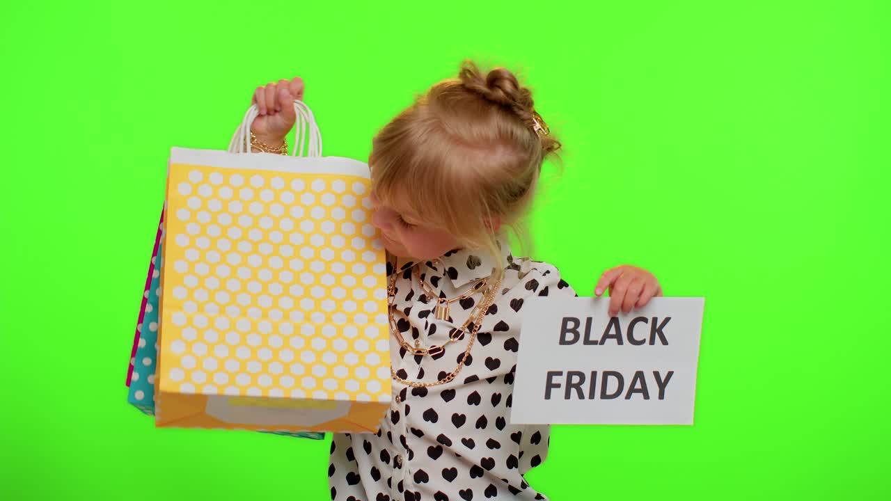 niña niña mostrando el texto del estandarte del viernes negro, descuentos publicitarios, precios bajos, compras