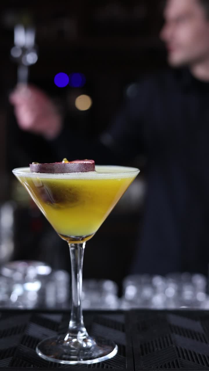 Martini al Frutto della Passione in un Bar