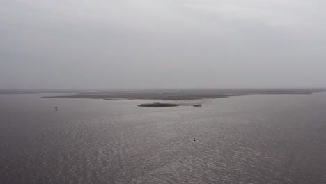 Breite-Luftaufnahme-Des-Historischen-Fort-Sumter-Im-Hafen-Von-Charleston-Von-Fort-Moultrie-Auf-Sullivan&#39;s-Island-An-Einem-Trüben-Tag-Mit-Schlechter-Sicht-In-South-Carolina