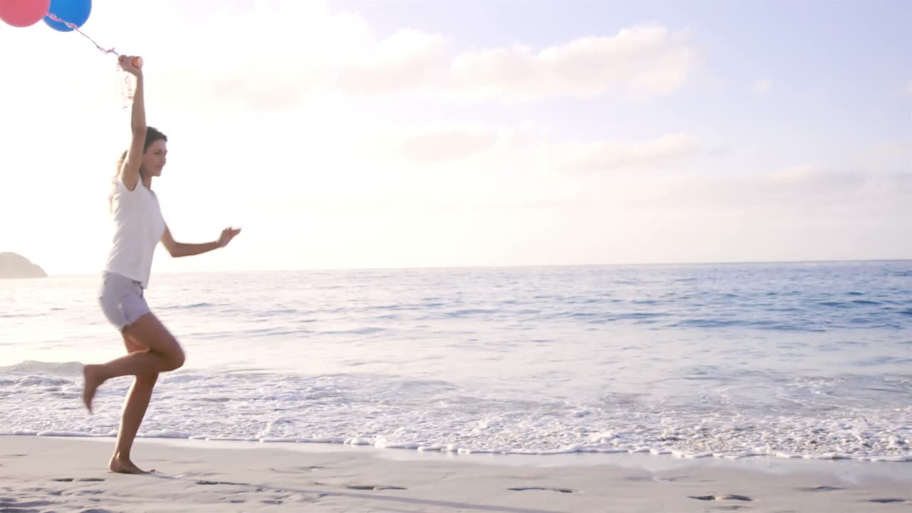 풍선을 들고 있는 행복한 여자