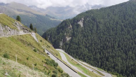 Coches-En-Carretera-Sinuosa-En-Timmelsjoch,-Italia