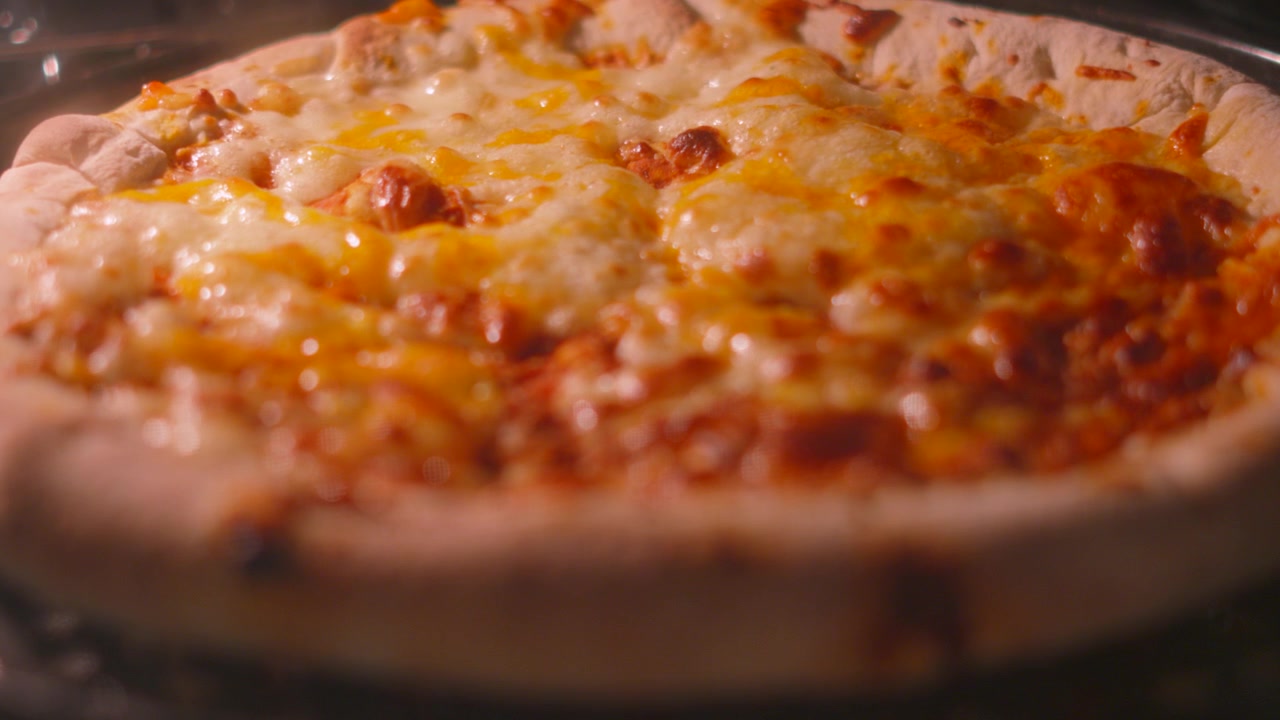 Classica pizza Margherita con bordo ripieno di formaggio e pomodoro, con mozzarella che bolle, che cuoce in forno caldo. 4K.
