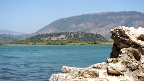 butrint, albania, vista de la montaña y el lago, con antiguas ruinas en primer plano