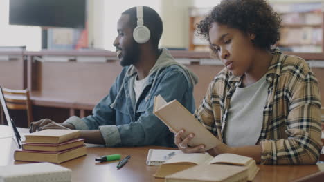estudiantes que estudian en una biblioteca