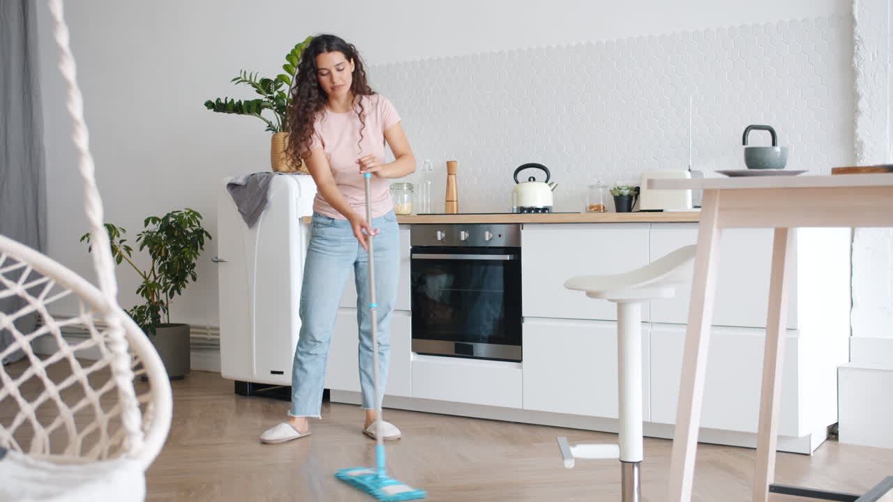 mujer limpiando el suelo de la cocina