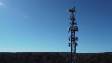 4K-Anflug-Einer-Langsamen-Drohne-Aus-Der-Luft-Auf-Einen-Mobilfunkmast-Vor-Blauem-Himmel