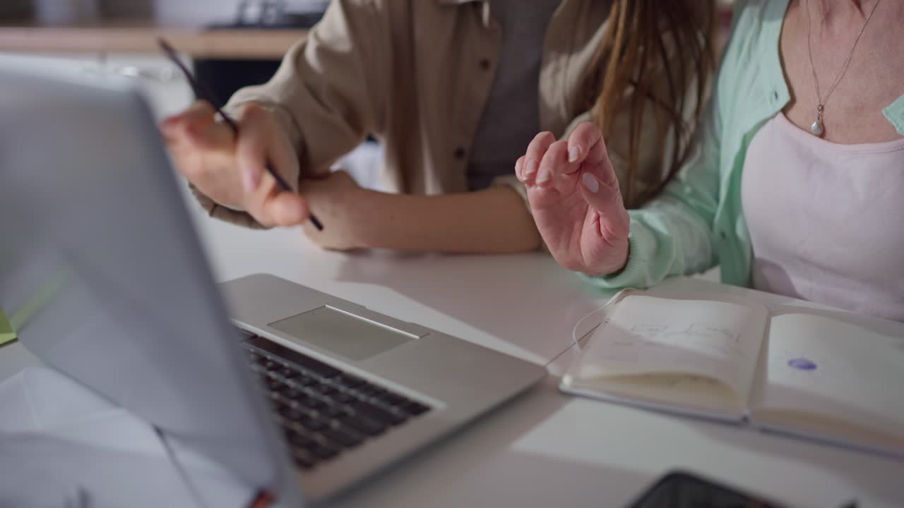 personas que trabajan en computadora portátil