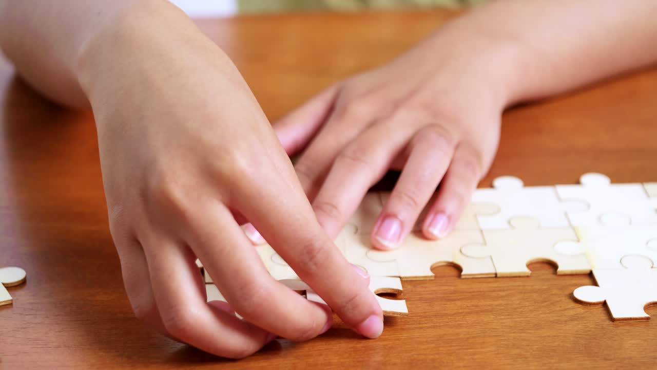 Un momento di concentrazione nell'assemblare pezzi di puzzle, che evidenzia creatività e attenzione.