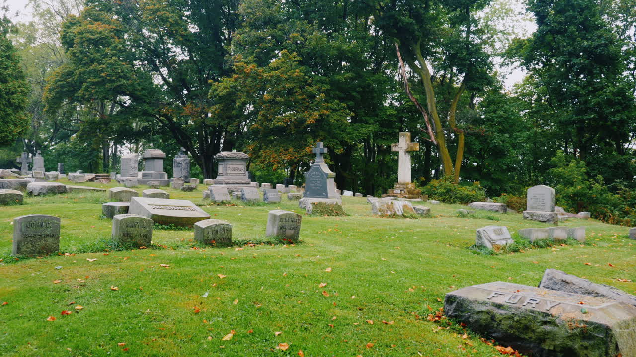 가을의 묘지 묘비