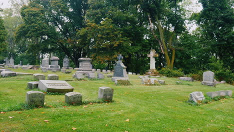 Lápidas-De-Cementerio-En-El-Otoño