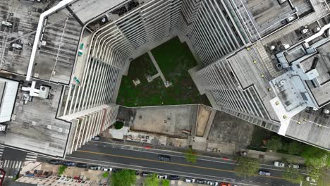 rascacielos altos en la metrópolis urbana en américa con techo verde para el medio ambiente muy por debajo