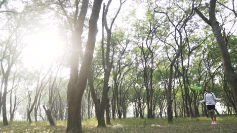 Hermosa-Mujer-Atlética-Ejercicios-Con-Salto,-Saltando-La-Cuerda-En-El-Bosque