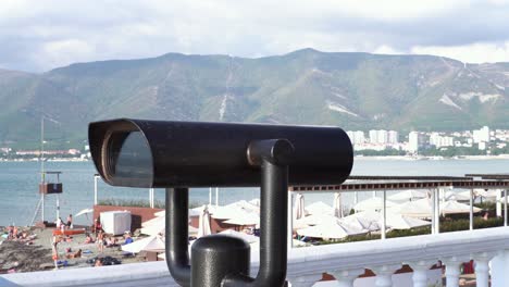 vista a la playa con telescopio