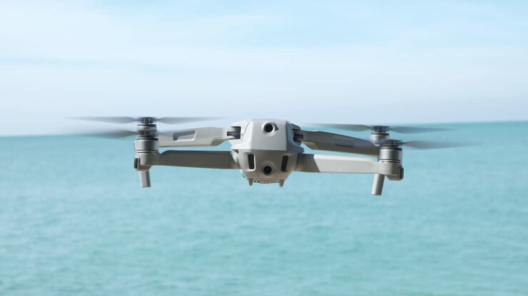 drone in bilico sull'oceano con cielo blu
