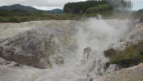 actividad geológica paisaje volcánico, cráter humeante