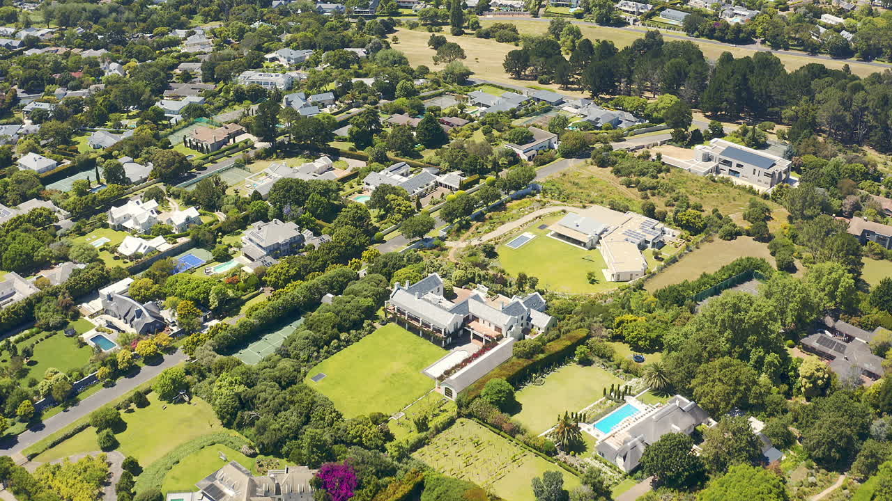 나무들 사이의 침 ⁇ 은 평화롭습니다.