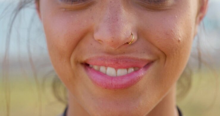 Ritratto ravvicinato di una giovane donna sorridente all'aperto
