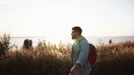 hombre caminando al atardecer