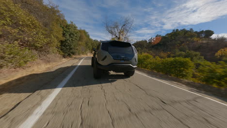 toma de seguimiento fpv de un nuevo todoterreno de la policía conduciendo por una carretera rural