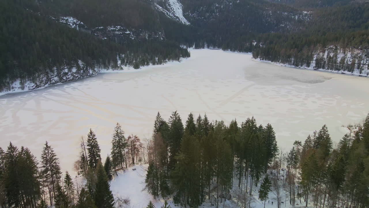 lago di tovel congelado cerca de las imponentes montañas dolomitas en trentino, italia