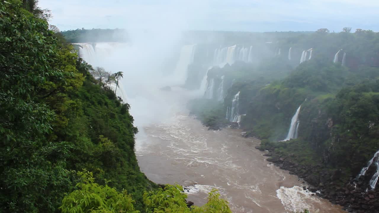 agua marrón y sucia del río iguazú en la selva tropical de brasil y argentina