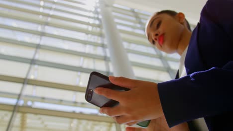 mujer de negocios usando teléfono móvil en la oficina 4k