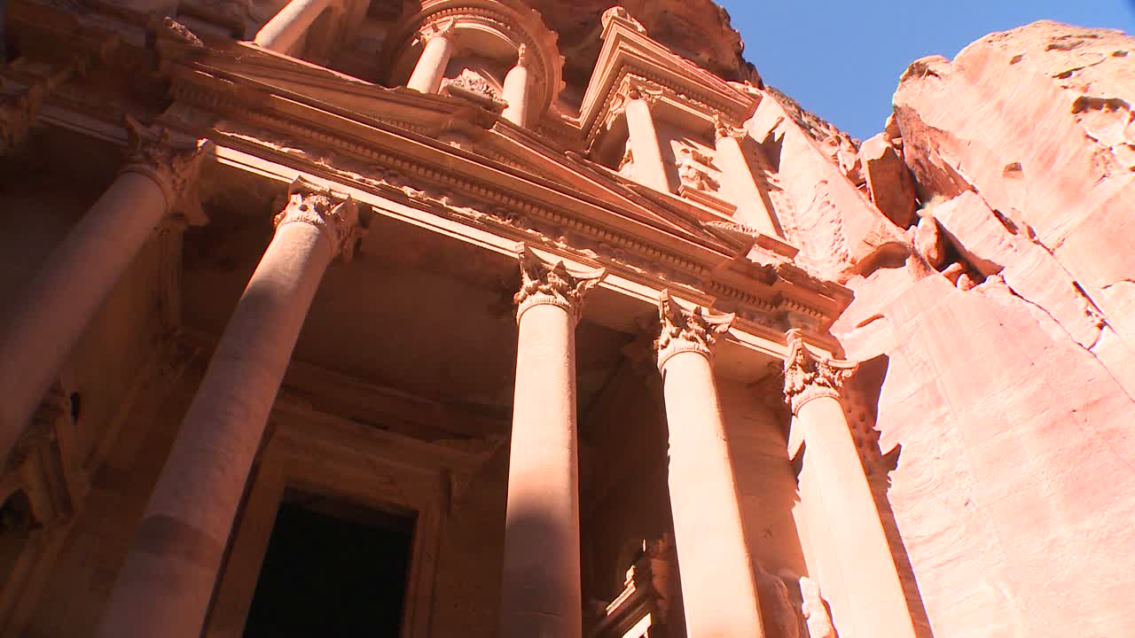 vista de ángulo bajo de la fachada del edificio del tesoro en las antiguas ruinas nabateas de petra jordan 1