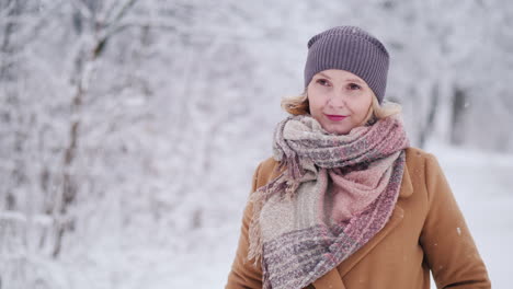 Portrait-Of-A-Middle-Aged-Woman-In-A-Winter-Park-Looks-Into-The-Camera-4k-Video