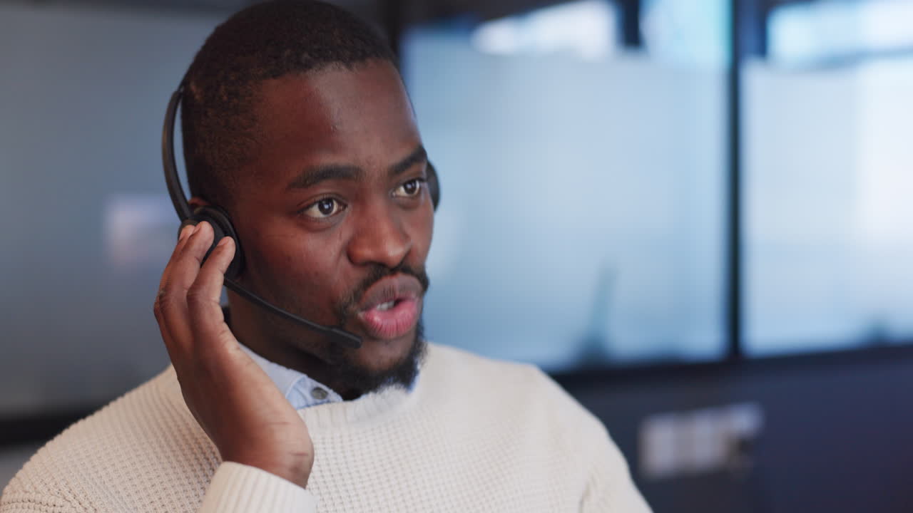 Call center, sorriso e uomo d'affari in ufficio