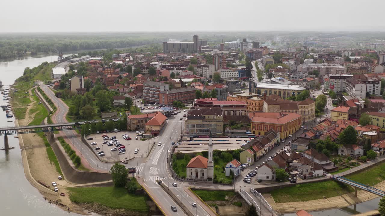 haciendo hyperlaps con un dron en el distrito de brcko de la pequeña ciudad