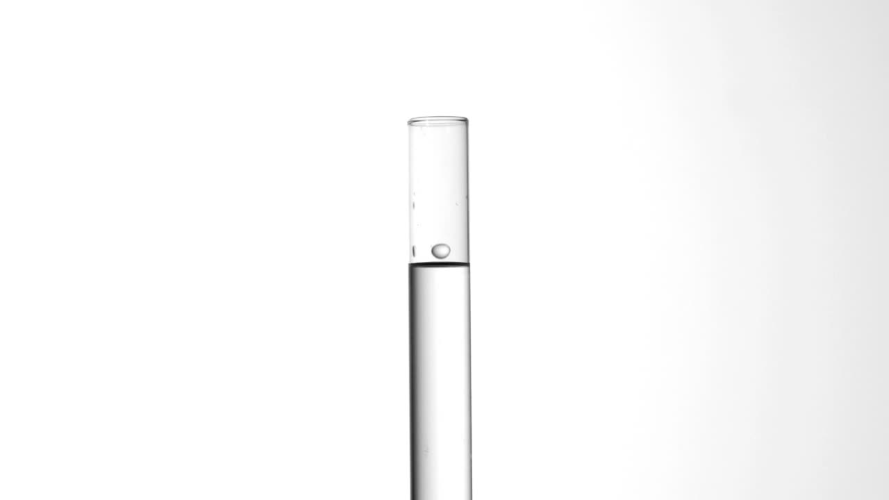 gota de agua que cae en un tubo de ensayo de agua