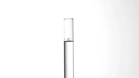 gota de agua que cae en un tubo de ensayo de agua