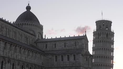 torre inclinada de pisa con la catedral gimbal movimiento mañana hora dorada toscana italia