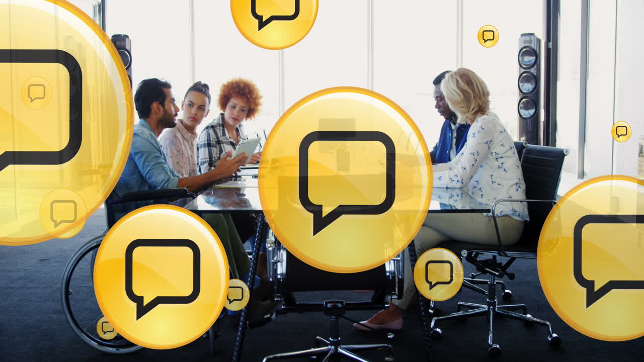 디지털 아이콘의 애니메이션과 데이터 처리가 사무실에서 다양한 비즈니스 사람들 위에 있습니다.